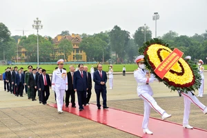 Đoàn đại biểu Lãnh đạo Đảng, Nhà nước đặt vòng hoa và vào Lăng viếng Chủ tịch Hồ Chí Minh. Ảnh: TTXVN