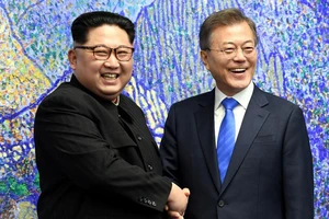 Tổng thống Hàn Quốc Moon Jae-in (phải) và nhà lãnh đạo Triều Tiên Kim Jong-un. Ảnh: REUTERS