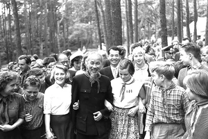 Bác Hồ với các thành viên của Đội Thiếu niên Tiền phong Đông Đức, năm1957 Ảnh: Sturm Horst / Creative Common