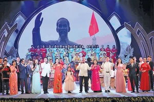 Đài Truyền hình Việt Nam tổ chức chương trình nghệ thuật với chủ đề “Dâng Người tiếng hát mùa xuân”.