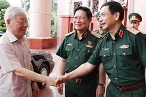 Tổng Bí thư, Chủ tịch nước Nguyễn Phú Trọng, Bí thư Quân ủy Trung ương với các đồng chí lãnh đạo Bộ Quốc phòng. Ảnh: TTXVN