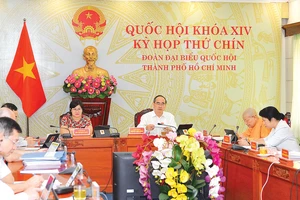 Bí thư Thành ủy TPHCM Nguyễn Thiện Nhân cùng các thành viên Đoàn đại biểu Quốc hội TPHCM dự kỳ họp thứ 9 Quốc hội khóa XIV tại điểm cầu TPHCM. Ảnh: VIỆT DŨNG