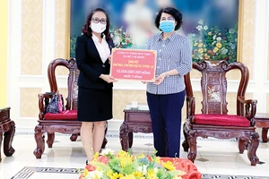 Đại diện Lãnh đạo Công ty TNHH MTV Xổ số Kiến thiết TPHCM trao tặng 10 tỷ đồng đến Lãnh đạo Ủy ban MTTQ Việt Nam TPHCM để phòng chống dịch Covid-19