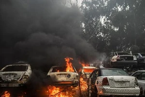 Khói lửa bốc lên sau vụ tấn công do lực lượng Quân đội miền Đông Libya (LNA) tiến hành tại thủ đô Tripoli ngày 25-3-2020. Nguồn: TTXVN