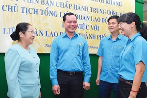 Phó Bí thư Thành ủy TPHCM Võ Thị Dung trao đổi cùng các đại biểu. Ảnh: VIỆT DŨNG