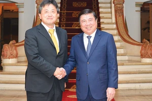Chủ tịch UBND TPHCM Nguyễn Thành Phong tiếp ông Akira Shimizu. Ảnh: VIỆT DŨNG
