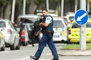 Cảnh sát New Zealand tại hiện trường một vụ xả súng. Ảnh: Reuters.