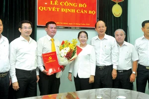Phó Bí thư Thành ủy TPHCM Võ Thị Dung trao quyết định và tặng hoa chúc mừng đồng chí Lê Kim Hiếu. Ảnh: CAO THĂNG