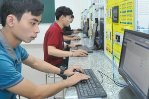 Sinh viên lập trình hệ thống điện tự động hóa tại Khu Công nghệ cao trong Khu đô thị sáng tạo tương tác cao phía Đông TPHCM. Ảnh: CAO THĂNG