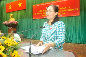 Chủ tịch HĐND TPHCM Nguyễn Thị Lệ phát biểu tại hội nghị tiếp xúc cử tri quận 11. Ảnh: CAO THĂNG