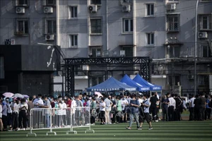 Người dân xếp hàng chờ xét nghiệm COVID-19 tại Bắc Kinh, Trung Quốc, ngày 16-6-2020. Nguồn: TTXVN