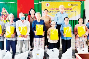 Sun Life Việt Nam trao quà cho các gia đình bị ảnh hưởng bởi Covid-19