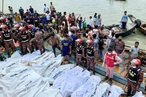 Hàng chục người thương vong trong vụ lật phà chở khách trên sông Buriganga, thủ đô Bangladesh, ngày 29-6-2020. Ảnh: REUTERS