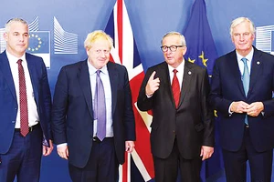 Thủ tướng Anh Boris Johnson (thứ 2 từ trái sang) tham dự hội nghị bàn về Brexit với giới chức EU vào cuối năm 2019