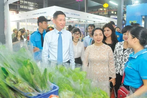 Phó Chủ tịch UBND TPHCM Trần Vĩnh Tuyến thăm gian hàng bày bán sản phẩm tại Chương trình Kích cầu tiêu dùng 2020. Ảnh: CAO THĂNG