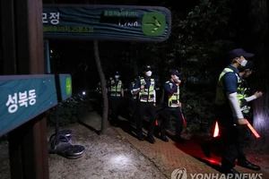 Cảnh sát thành phố Seoul tập trung tại khu vực tìm thấy xác thị trưởng Park. Ảnh: YONHAP NEWS 