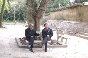 Nhà thơ Vũ Từ Trang (phải) và nhà văn Nguyễn Xuân Khánh ở sân chùa Bổ Đà, tỉnh Bắc Giang