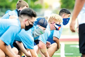 Học sinh một trường học ở bang Colorado (Mỹ) tham gia hoạt động thể thao trong mùa dịch Covid-19