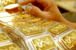 Vàng SJC vượt 53 triệu đồng/lượng