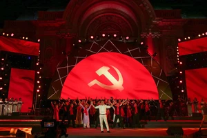 Chương trình nghệ thuật kỷ niệm 90 năm Ngày thành lập Đảng Cộng sản Việt Nam do TPHCM tổ chức, Ảnh: DŨNG PHƯƠNG