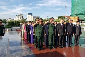 Đoàn cán bộ Việt Nam do Đại sứ Vũ Quang Minh dẫn đầu dâng hương tri ân các Anh hùng liệt sĩ tại Tượng đài Hữu nghị Việt Nam-Campuchia ở thủ đô Phnom Penh. Ảnh: TTXVN