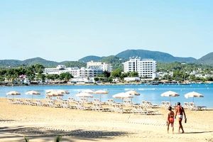 Bãi biển vắng khách tại Ibiza, Tây Ban Nha, do Covid-19