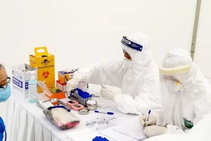 Lấy mẫu xét nghiệm cho người nghi nhiễm virus SARS-CoV-2