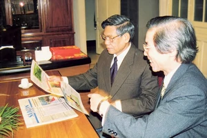Đồng chí Lê Khả Phiêu xem các ấn phẩm Báo SGGP Ảnh tư liệu Báo SGGP