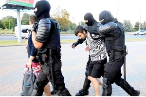 Cảnh sát Belarus bắt giữ người biểu tình gây bạo động