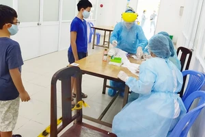Nhân viên y tế quận Tân Bình, TPHCM lấy mẫu xét nghiệm cho người dân về từ Đà Nẵng