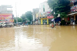 Nước lũ sông Hồng lên nhanh, gây ngập tuyến đường tại TP Yên Bái, tỉnh Yên Bái