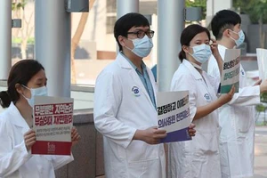 Các bác sĩ tham gia đình công phản đối kế hoạch cải tổ ngành y tại Seoul, Hàn Quốc ngày 26-8-2020. Ảnh: YONHAP/TTXVN