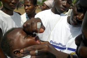 Trẻ em Nigeria được uống vaccine bại liệt. Ảnh: REUTERS 
