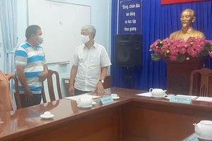 Phó Chủ tịch UBND TPHCM Võ Văn Hoan giải quyết khiếu nại đất đai của gia đình ông Trần Văn Thành, xã Đa Phước, huyện Bình Chánh Ảnh: HOÀI NAM