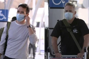 Phóng viên Bill Birtles (trái) và Michael Smith tại sân bay ở Sydney, Australia, sáng 8-9. Ảnh: AP.