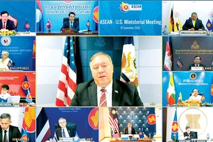Ngoại trưởng Mỹ Mike Pompeo (ảnh giữa) phát biểu trong hội nghị trực tuyến với Ngoại trưởng các nước ASEAN 