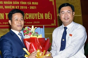 Bí thư Tỉnh ủy, ông Nguyễn Tiến Hải (phải) tặng hoa chúc mừng ông Lê Quân được đại biểu HĐND tỉnh bầu giữ chức vụ Chủ tịch UBND tỉnh, tại Kỳ họp thứ 13, HĐND tỉnh khóa IX, ngày 3-9