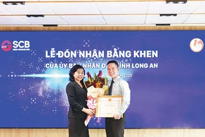 Ông Đinh Văn Thành, Chủ tịch HĐQT SCB nhận bằng khen từ bà Nguyễn Hồng Mai, Giám đốc Sở Lao động Thương binh và Xã hội tỉnh Long An