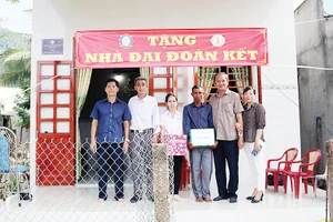 Trao tặng nhà “Đại đoàn kết” tại xã Đức Bình, huyện Tánh Linh và huyện Phú Quý, Bình Thuận