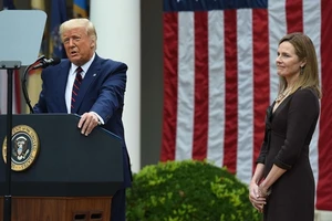 Ông Trump và ứng viên thẩm phán Toà án Tối cao Mỹ Amy Coney Barret. Ảnh: INT