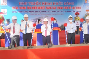 Chủ tịch UBND TPHCM Nguyễn Thành Phong cùng các đại biểu thực hiện nghi thức khởi công dự án. Ảnh: CAO THĂNG