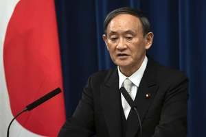 Tân thủ tướng Nhật Yoshihide Suga phát biểu trong cuộc họp báo tại Tokyo hôm 16-9. Ảnh: REUTERS