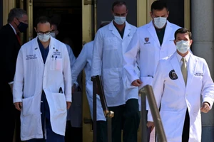 Đội ngũ bác sĩ của Tổng thống Trump trong cuộc họp báo ngày 4-10. Ảnh: REUTRES
