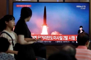 Truyền hình phát tin Triều Tiên thử tên lửa. Ảnh: REUTERS