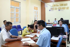 Hoạt động tiếp dân, giải quyết thủ tục hành chính tại “văn phòng 1 cửa” xã Tân Bình, huyện Đầm Hà, tỉnh Quảng Ninh. Ảnh: QUANG PHÚC