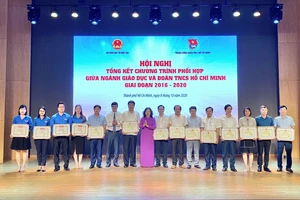 Các tập thể nhận Bằng khen đạt thành tích xuất sắc trong việc thực hiện các chương trình phối hợp giữa ngành GD-ĐT và Trung ương Đoàn TNCS Hồ Chí Minh giai đoạn 2016-2020. Nguồn:giaoducthoidai.vn