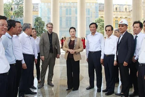 Ủy viên Bộ Chính trị, Chủ tịch Quốc hội Nguyễn Thị Kim Ngân chúc mừng lãnh đạo, cán bộ, công chức và người lao động thuộc TANDTC nói riêng và hệ thống TAND có một trụ sở mới, trang nghiêm, thể hiện được ý nghĩa "Thượng tôn pháp luật" của nền tư pháp Việt 