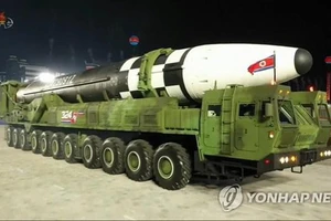 Đài Truyền hình Trung ương Triều Tiên đưa tin về tên lửa đạn đạo liên lục địa (ICBM) mới tại Bình Nhưỡng để kỷ niệm 75 năm ngày thành lập Đảng Lao động cầm quyền. Nguồn: YONHAP 