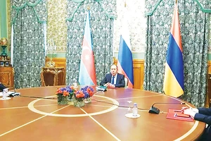 Ngoại trưởng Armenia Zohrab Mnatsakanyan, Ngoại trưởng Nga Sergei Lavrov và Ngoại trưởng Azerbaijan Jeyhun Bayramov tại vòng đàm phán ở Moscow