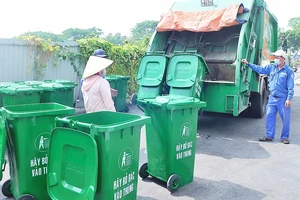 Thu gom rác tại một khu cao ốc ở huyện Bình Chánh để đưa đi phân loại, xử lý. Ảnh: THÀNH TRÍ